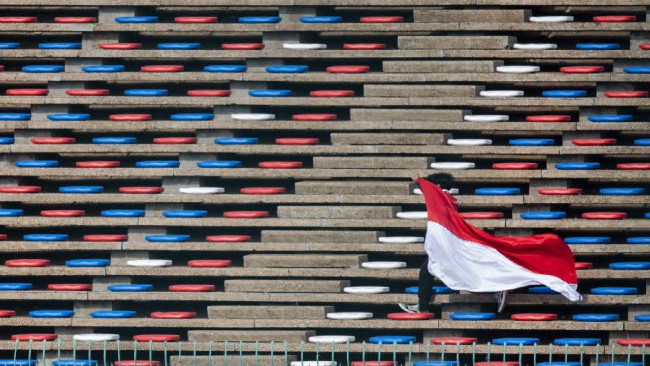Suporter Indonesia membentangkan bendera Merah Putih sebelum pertandingan Grup A Sepak Bola SEA Games 2023 di National Olympic Stadium, Phnom Penh, Kamboja, Kamis (4/5/2023). . ANTARA FOTO/M Agung Rajasa/rwa.