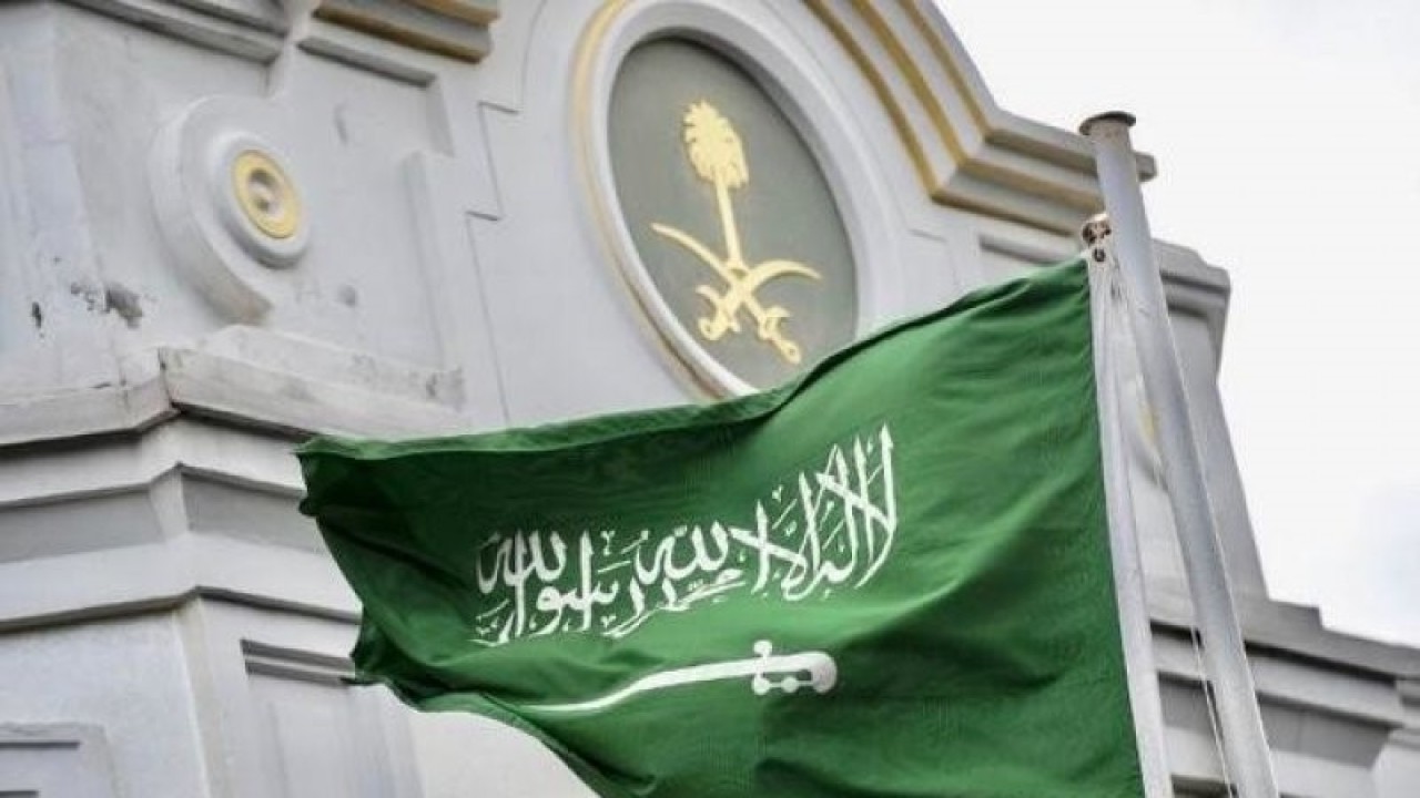 Bendera Arab Saudi berkibar di depan Konsulat Arab Saudi di Istanbul, Turki. (AFP)