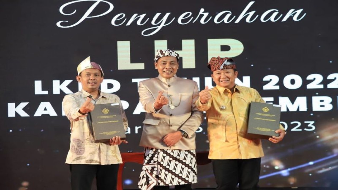 Bupati Jember Hendy Siswanto (kanan) bersama Ketua DPRD Jember Itqon Syauqi (kiri) foto bersama dengan Kepala BPK Perwakilan Jatim Karyadi saat penyerahan LHP BPK di Auditorium Kantor BPK Jatim di Kabupaten Sidoarjo, Kamis (25/5/2023). (ANTARA/HO-Diskominfo Jember)