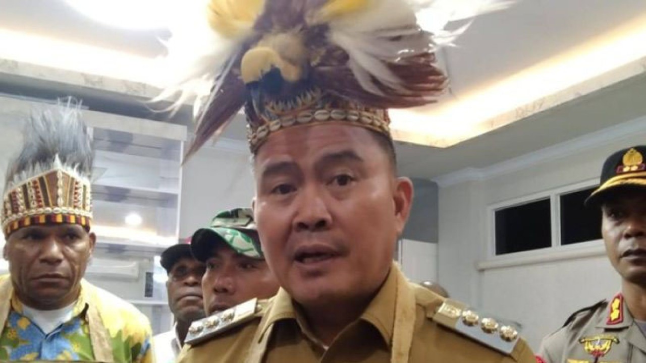 Penjabat Bupati Maybrat Bernhard E. Rondonuwu (ANTARA/Yuvensius Lasa Banafanu)
