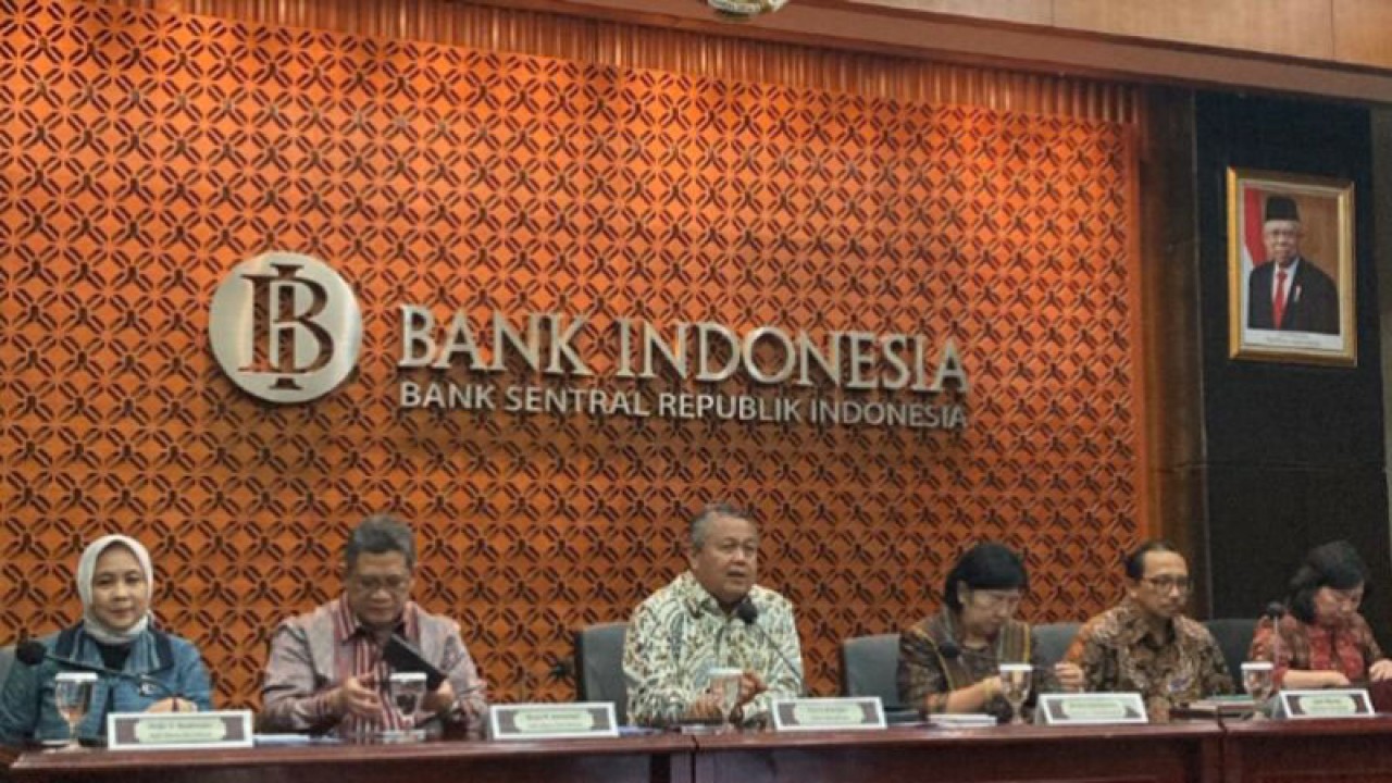 Gubernur BI Perry Warjiyo bersama jajarannya dalam Pengumuman Hasil RDG Mei 2023 di Jakarta, Kamis (25/5/2023). (ANTARA/Imamatul Silfia)