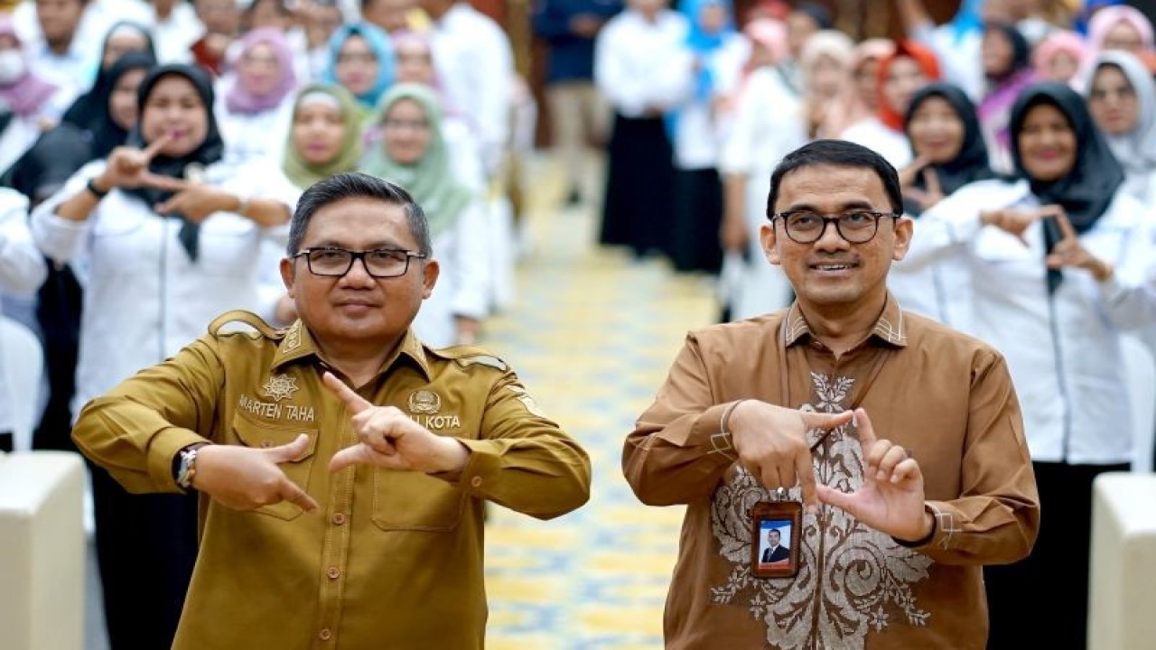 Deputi Kepala Kantor Perwakilan Bank Indonesia Gorontalo, Taufik Hidayat (kanan) bersama Wali Kota Gorontalo Marten Taha (kiri) pada pelatihan Cinta Bangga Paham (CBP) rupiah di Kantor Perwakilan Bank Indonesia Provinsi Gorontalo di Kota Gorontalo, Gorontalo, Senin (29/5/2023). ANTARA/Adiwinata Solihin