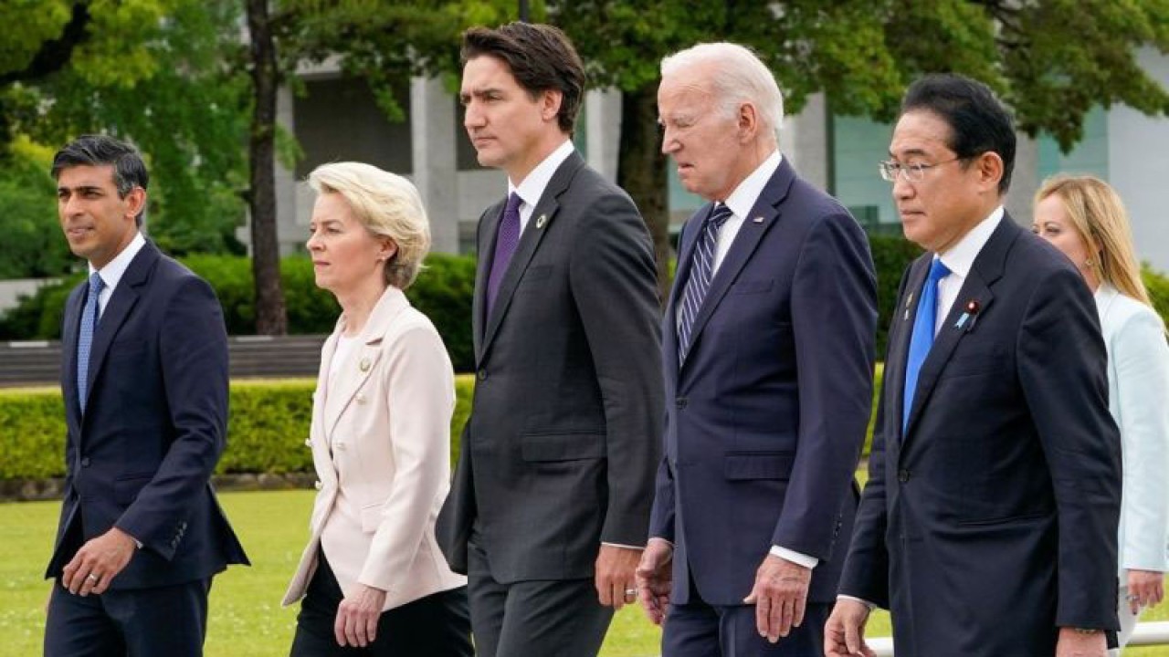 (dari kiri) Perdana Menteri Inggris Rishi Sunak, Presiden Komisi Eropa Ursula von der Leyen, Perdana Menteri Kanada Justin Trudeau, Presiden AS Joe Biden, dan Perdana Menteri Jepang Fumio Kishida berjalan ke menuju lokasi upacara peletakan karangan bunga di Peace Memorial Park sebagai bagian dari KTT G7, di Hiroshima, Jepang (19/5/2023). KTT G7 akan berlangsung pada 19 - 21 Mei 2023. ANTARA FOTO/Pool via Reuters/Susan Walsh/tom.