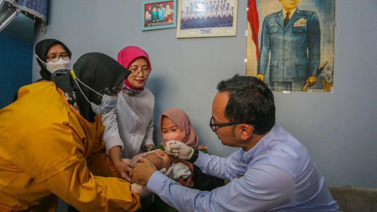 Wali Kota Bogor Bima Arya Sugiarto (kanan) saat meneteskan vaksin Polio kepada seorang waraganya. (ANTARA/HO/Pemkot Bogor)