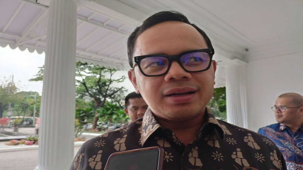 Wali Kota Bogor Bima Arya menemui Penjabat (Pj) Gubernur DKI Jakarta Heru Budi Hartono di Balai Kota DKI, Jakarta Pusat, Kamis (4/5/2023). ANTARA/Siti Nurhaliza
