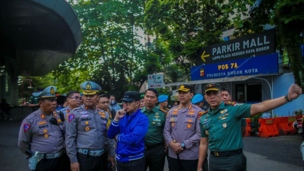 Wali Kota Bogor Bima Arya Sugiarto (ketiga dari kiri, jaket biru) bersama forkopimda saat meninjau arus lalu lintas di Simpang Plaza Keboen Raya, Selasa (2/5) pagi. (ANTARA/HO/Pemkot Bogor)
