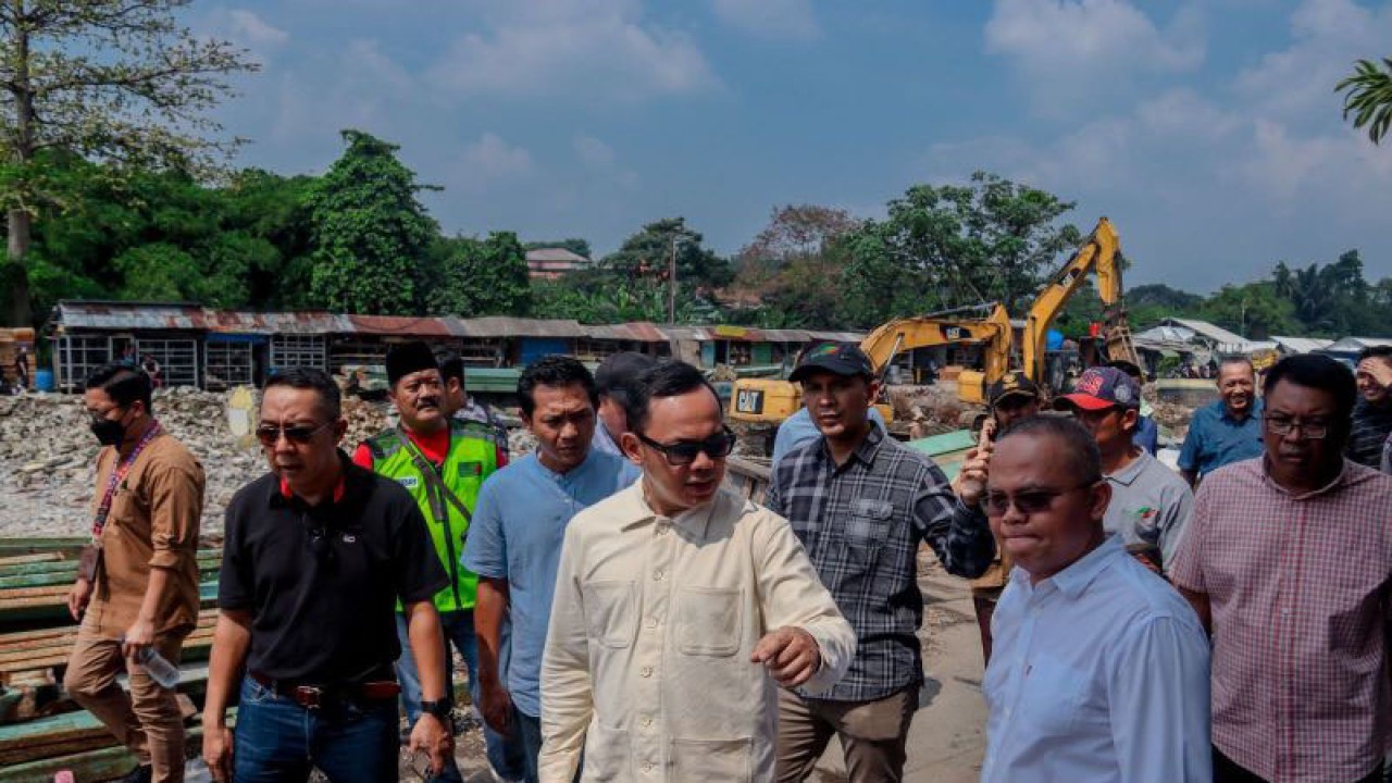 Wali Kota Bogor, Jawa Barat Bima Arya Sugiarto (kedua dari kiri) saat meninjau proses pembongkaran dan titik-titik lokasi pembangunan, termasuk akses jalan pengunjung, lokasi pedagang, lahan parkir dan jalur transportasi umum pada Selasa (23/5/2023). (ANTARA/HO/Pemkot Bogor)