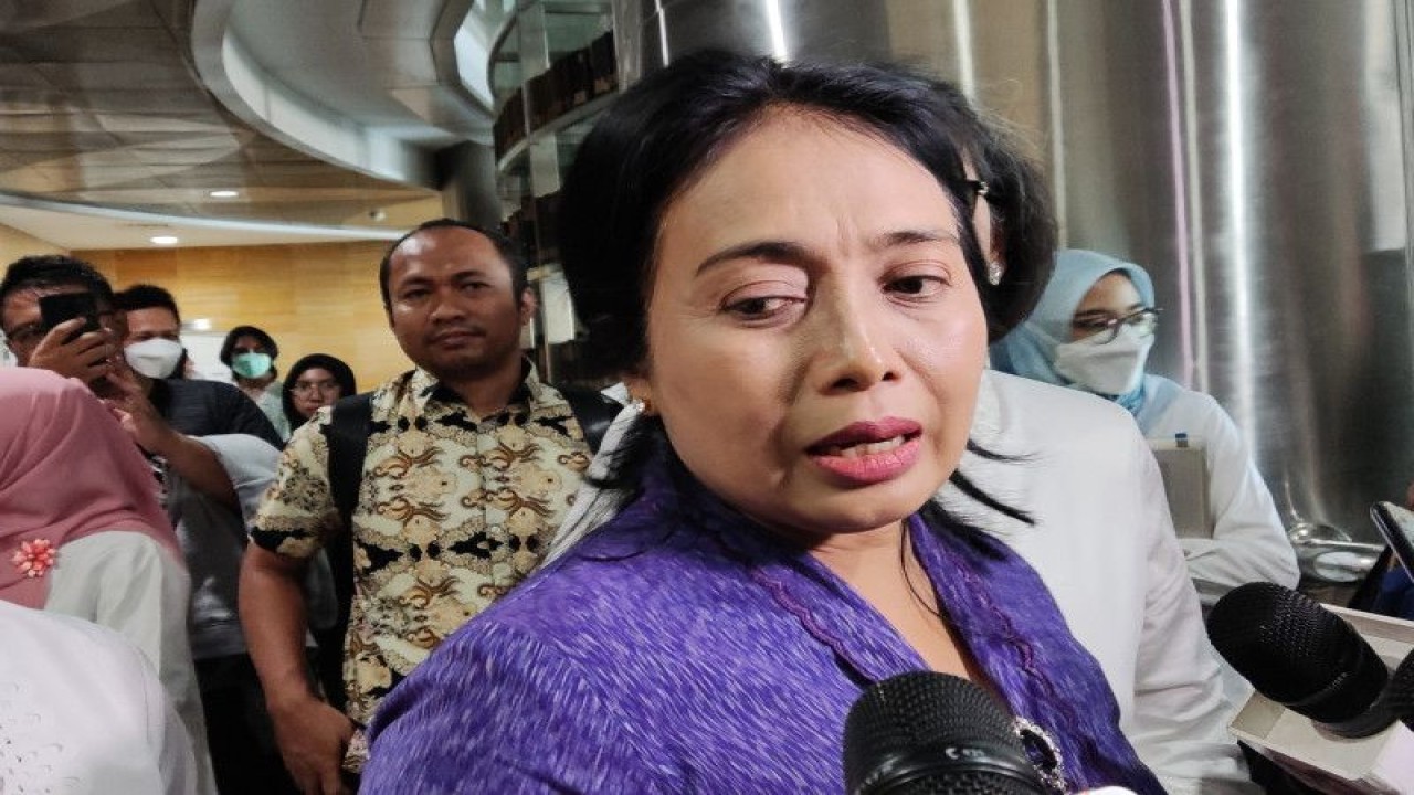 Menteri Pemberdayaan Perempuan dan Perlindungan Anak Bintang Puspayoga di sela-sela acara bertajuk "Perempuan Indonesia Berdaya di Dunia Digital", di Jakarta, Selasa (16/5/2023). ANTARA/Anita Permata Dewi