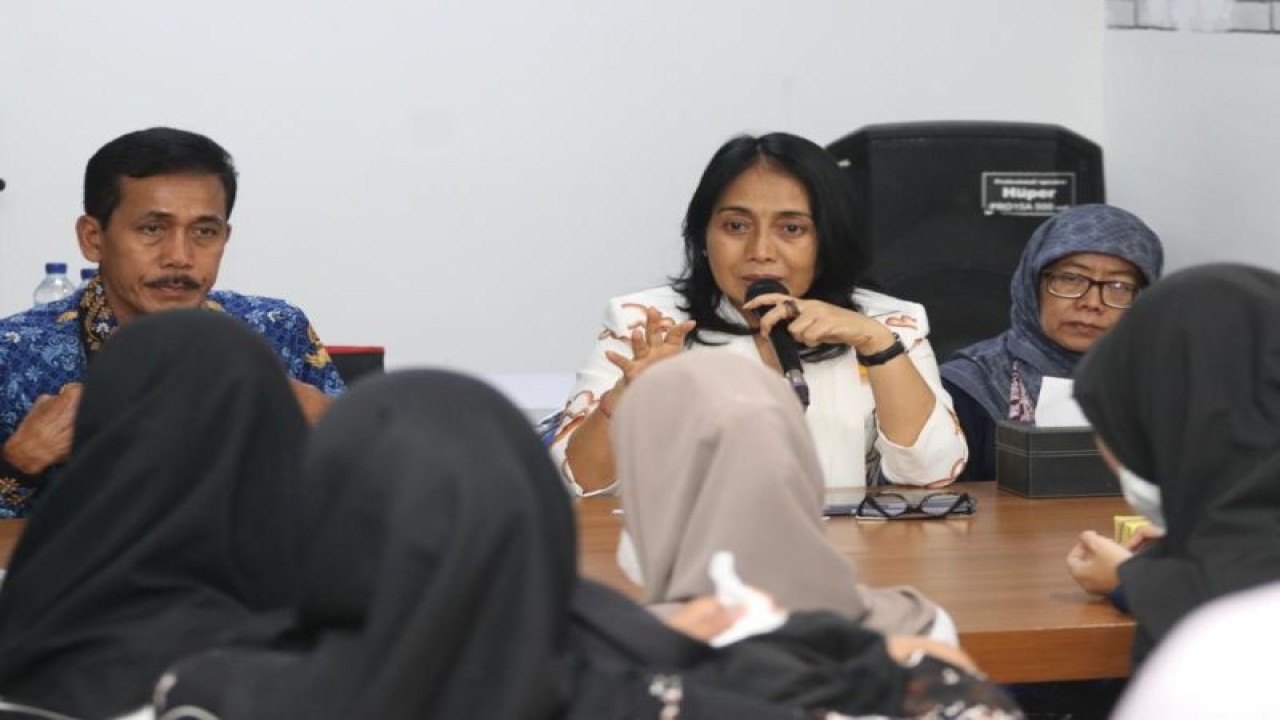Menteri Pemberdayaan Perempuan dan Perlindungan Anak Bintang Puspayoga (tengah) dalam kunjungannya menemui korban kekerasan seksual di D.I. Yogyakarta. (ANTARA/ HO-Kemen PPPA)