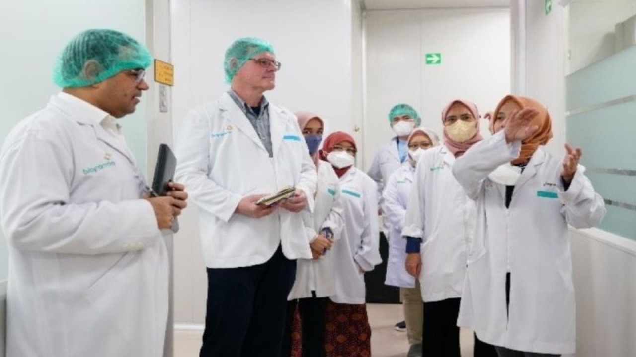 Bio Farma, Induk Holding BUMN Farmasi bekerja sama dengan MSD (Merck Sharp Dohme, salah satu perusahaan farmasi terbesar dari AS), dalam hal memproduksi lokal vaksin HPV, pencegah kanker serviks.  (ANTARA/HO-Humas Bio Farma)