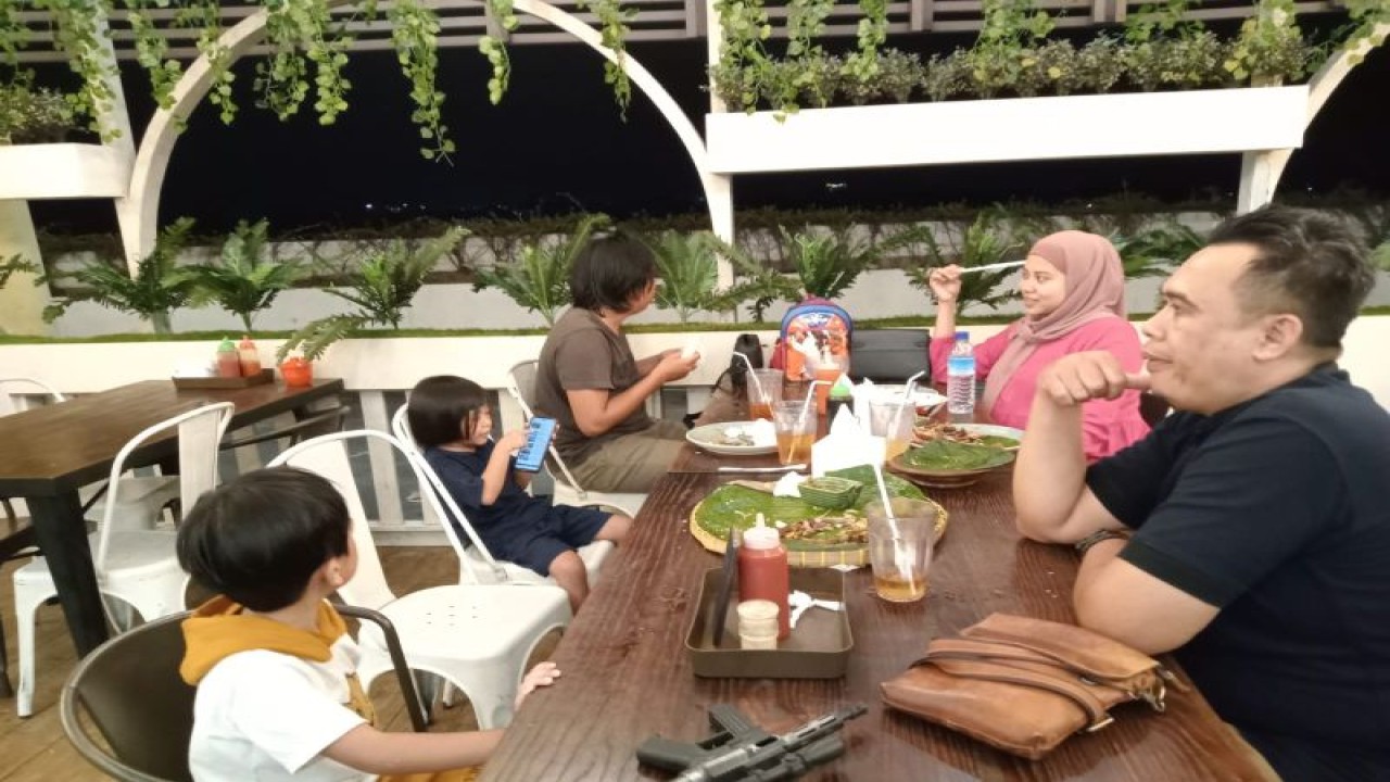 Ilustrasi: sejumlah pengunjung menunggu pesanan pada salah satu restoran di Lombok Epicentrum Mall yang menjadi lokasi pengawasan kepatuhan pajak oleh Badan Keuangan Daerah (BKD) Kota Mataram, Provinsi Nusa Tenggara Barat. (ANTARA/Nirkomala)