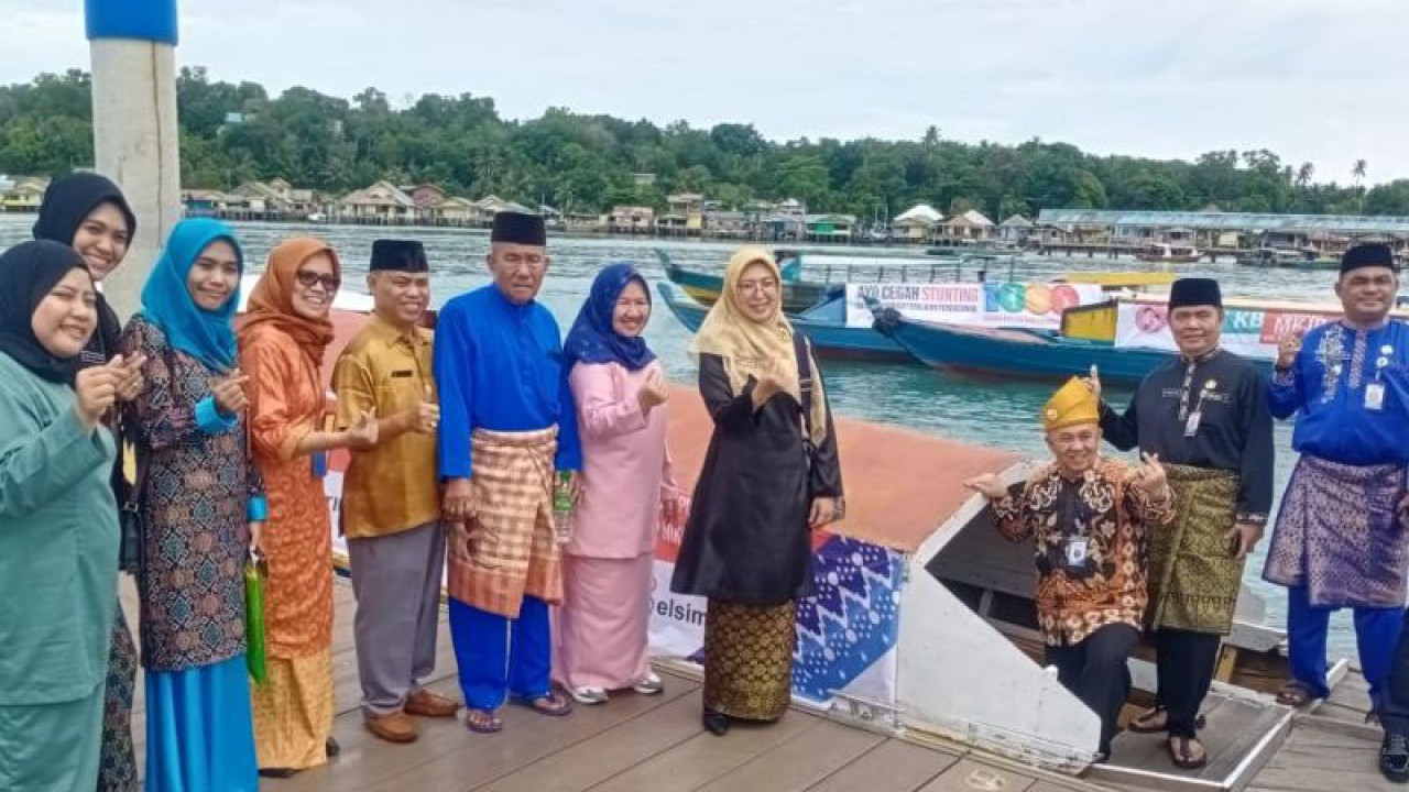 BKKBN RI dan pemangku kepentingan terkait meresmikan program KIE perecapatan penurunan stunting di Dermaga Pulau Penyengat, Tanjungpinang, Kepri, Jumat (19/5/2023). (ANTARA/Ogen)