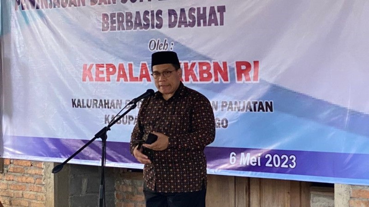 Deputi Pelatihan, Penelitian dan Pengembangan BKKBN M.Rizal Martua Damanik dalam kunjungannya ke Desa Bugel, Kecamatan Panjatan, Kabupaten Kulonprogo, DI Yogyakarta pada Sabtu (6/5/2023) (ANTARA/Hreeloita Dharma Shanti)