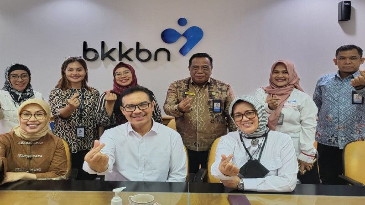 Kepala BKKBN Hasto Wardoyo ketika beraudiensi bersama perwakilan dari PT Adaro Energy Tbk di Kantor Pusat BKKBN Jakarta, pada Senin (8/5/2023). ANTARA/HO-BKKBN