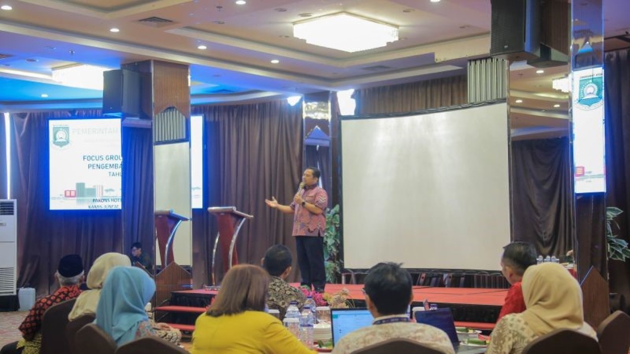 Wali Kota Tangerang Arief R. Wismansyah pada kegiatan Focus Group Discussion (FGD) Pengembangan Karir Tahun 2023 yang diinisiasi oleh BKPSDM Kota Tangerang di Hotel Pakons, Kamis (11/5/2023). ANTARA/HO-Humas Pemkot Tangerang