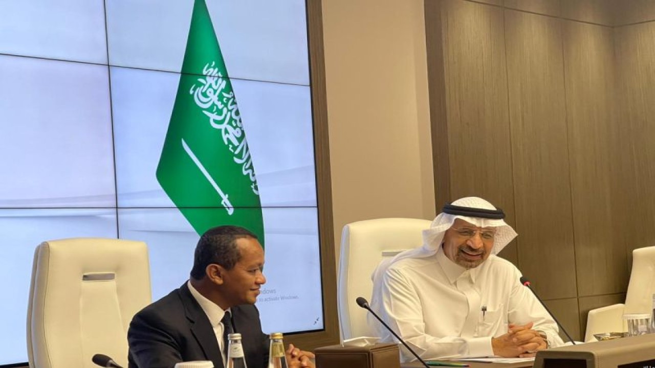Menteri Investasi/Kepala BKPM Bahlil Lahadalia dalam pertemuan dengan Menteri Investasi Arab Saudi Khalid A. Al-Falih di Riyadh, Arab Saudi, Kamis (11/5/2023). (ANTARA/HO Kementerian Investasi/BKPM)