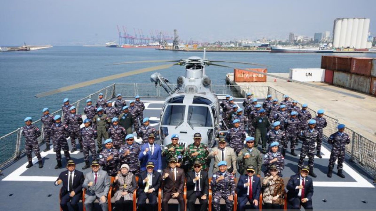 Badan Kerja Sama Antar Parlemen (BKSAP) DPR RI saat melakukan pertemuan dengan Prajurit Pasukan Garuda Indobatt guna meninjau Kapal Perang Republik Indonesia (KRI) Frans Kaisiepo-368 di Lebanon, Jumat (19/5/2023). (ANTARA/HO-BKSAP DPR)