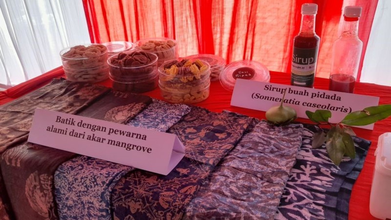 Beberapa contoh produk dari buah dan akar bakau ditampilkan pada saat diksusi media tentang konservasi dan penanaman bakau yang diselenggarakan di kawasan Suaka Margasatwa Muara Angke, Jakarta Utara, Kamis (25/5/2023) (ANTARA/Lintang Budiyanti Prameswari)