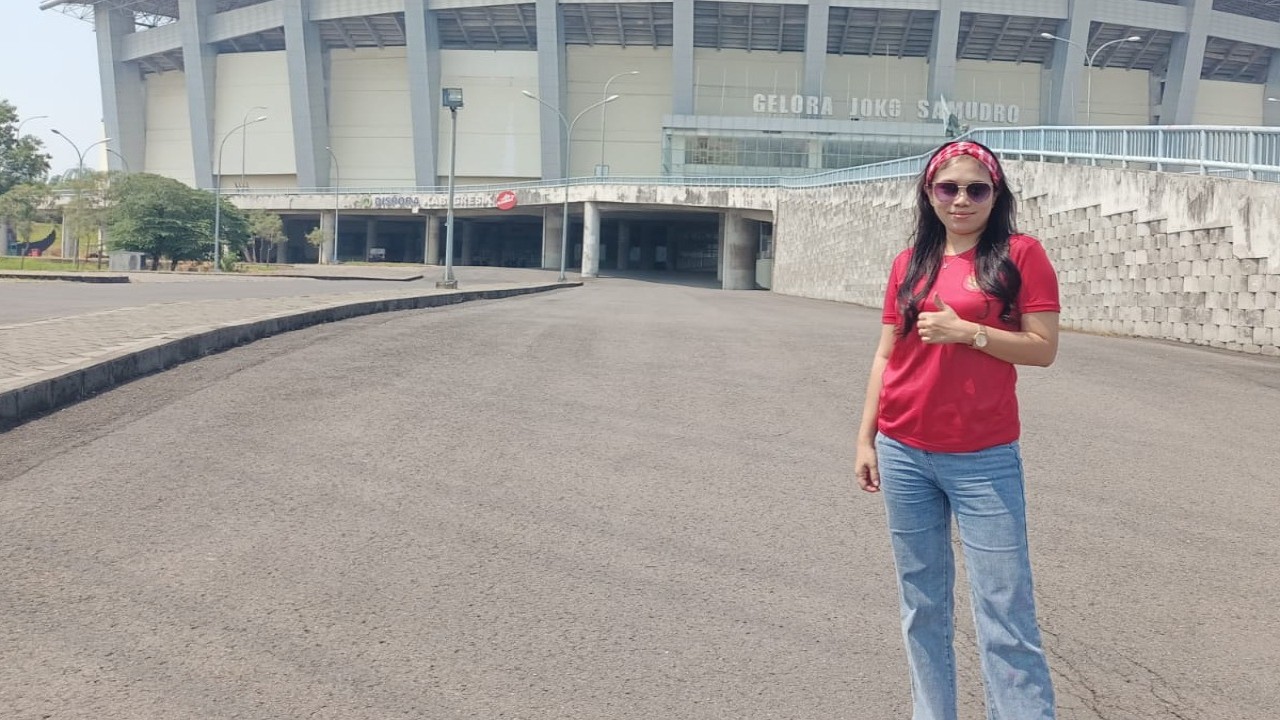 Sekjen BLiSPI Pusat Yessi Yunita di depan Stadion Joko Samudro, Gresik/ist