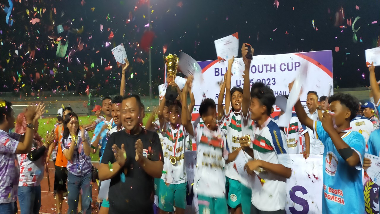 Para pemain Akademi Gen PD Demak merayakan sukses menjadi juara Blispi Youth Cup U-15 Road to Vietnam and Thailand 2023 disaksikan Bupati Gresik Fandi Akhmad Yani, Ketua Umum BLiSPI Subagja Suihan dan Sekjen Yessi Yunita di Stadion Gelora Joko Samudro Gresik