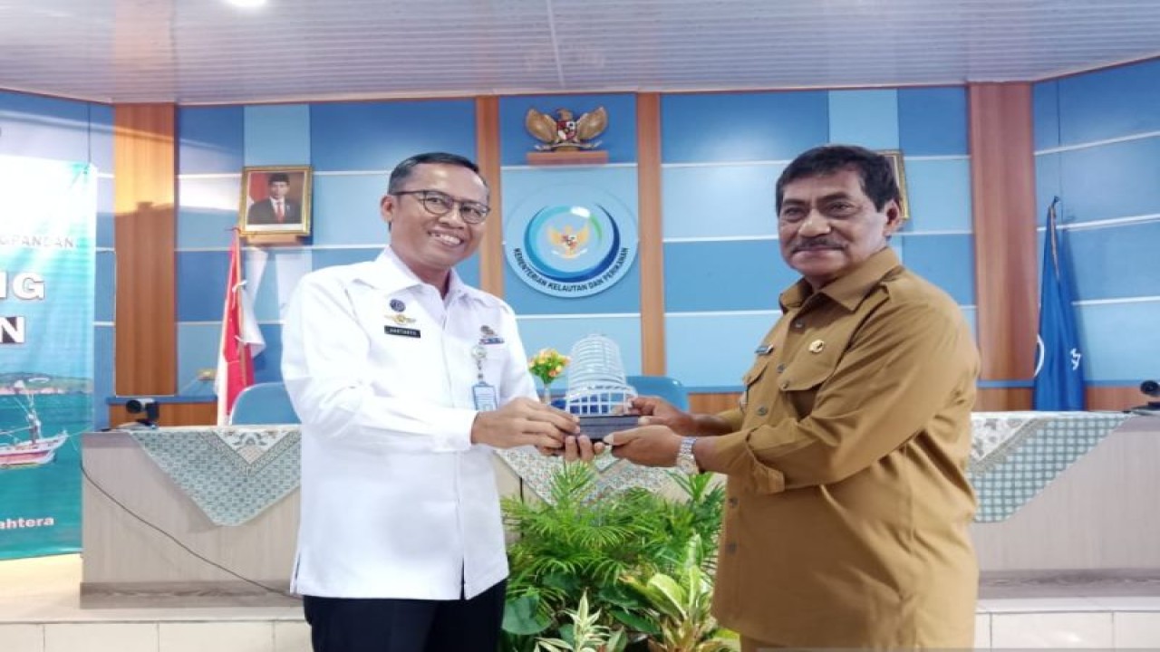 Kepala Balai Besar Meteorologi, Klimatologi, Geofisika Wilayah II, Hartanto (kiri) memberikan cinderamata kepada Bupati Belitung, Sahani Saleh dalam acara Sekolah Lapang Cuaca Nelayan (SLCN) 2023 di kantor Pelabuhan Perikanan Nusantara (PPN) Tanjungpandan, (ANTARA/Kasmono-Apriliansyah)