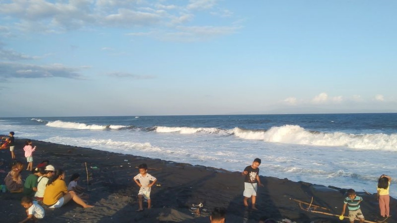 Arsip foto - Sejumlah pengunjung menikmati suasana deburan ombak cukup tinggi di Pantai Purnama, Kabupaten Gianyar, Bali, Minggu (14/5/2023) ANTARA/Dewa Ketut Sudiarta Wiguna