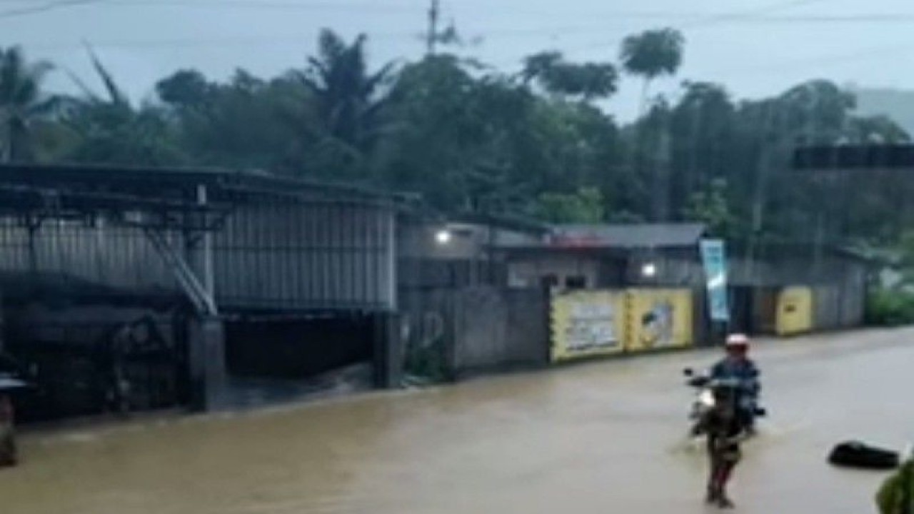 FOTO ARSIP - Banjir merendam ruas jalan dan pemukiman warga setelah hujan deras turun selama empat jam di sejumlah wilayah di Kabupaten Mamuju Provinsi Sulawesi Barat, Sabtu (4/5/2022). FOTO ANTARA M Faisal Hanapi