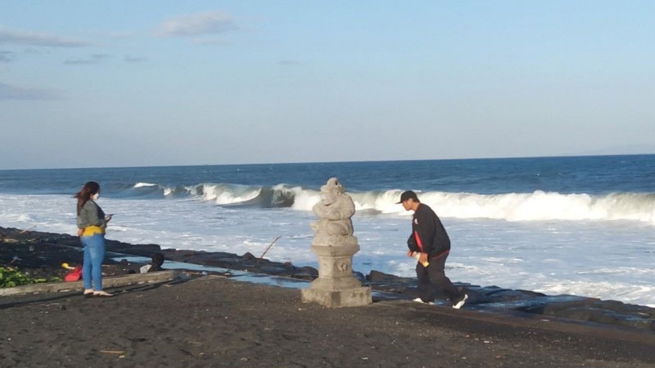 Arsip foto - Pengunjung menikmati suasana ombak dengan gelombang tinggi di Pantai Purnama, Kabupaten Gianyar, Bali, Minggu (14/5/2023) ANTARA/Dewa Ketut Sudiarta Wiguna
