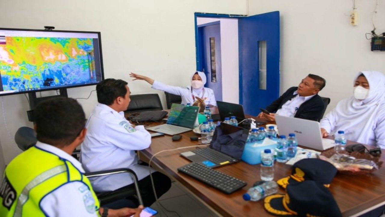 Kepala BMKG Dwikorita Karnawati (tengah) melakukan koordinasi untuk melancarkan operasi teknologi modifikasi cuaca (TMC) guna mengantisipasi cuaca buruk saat gelaran KTT ASEAN ke-42 di Labuan Bajo, Nusa Tenggara Timur (NTT), Rabu (10/5/2023). (ANTARA/HO-BMKG)