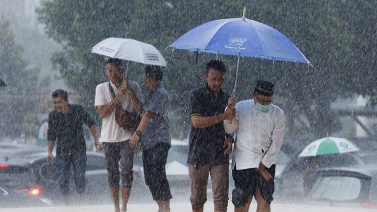 Ilustrasi - Umat Islam berjalan menerjang hujan deras untuk melaksanakan shalat Jumat di Masjid Nasional Al Akbar Surabaya, Jawa Timur, Jumat (24/3/2023). (ANTARA FOTO/Didik Suhartono/hp/pri)