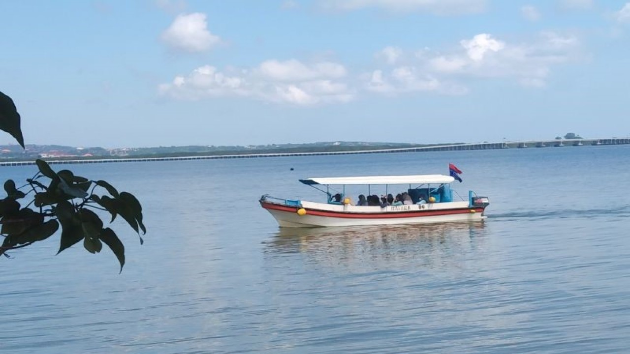 Arsip foto - Sejumlah wisatawan menumpangi perahu tradisional yang berlayar di Perairan Teluk Benoa, Denpasar, Rabu (3/5/2023) ANTARA/Dewa Ketut Sudiarta Wiguna