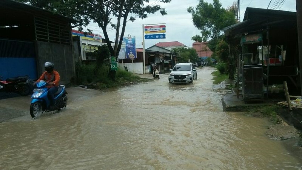 Banjir di Jalan Mugirejo, Kelurahan Mugirejo, Kecamatan Sungai Pinang Samarinda pada Kamis (27/4/2023) setelah hujan lebat di kawasan tersebut (ANTARA / M Ghofar)