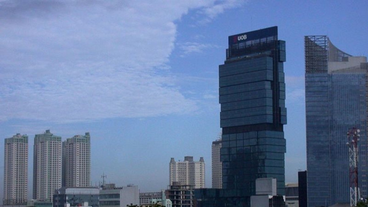 Sejumlah gedung bertingkat berdiri di kawasan M.H. Thamrin, Jakarta, Selasa (24/11) pagi yang terlihat langit cerah dan berawan. FOTO ANTARA/Fouri Gesang Sholeh/ss/hp/pri.