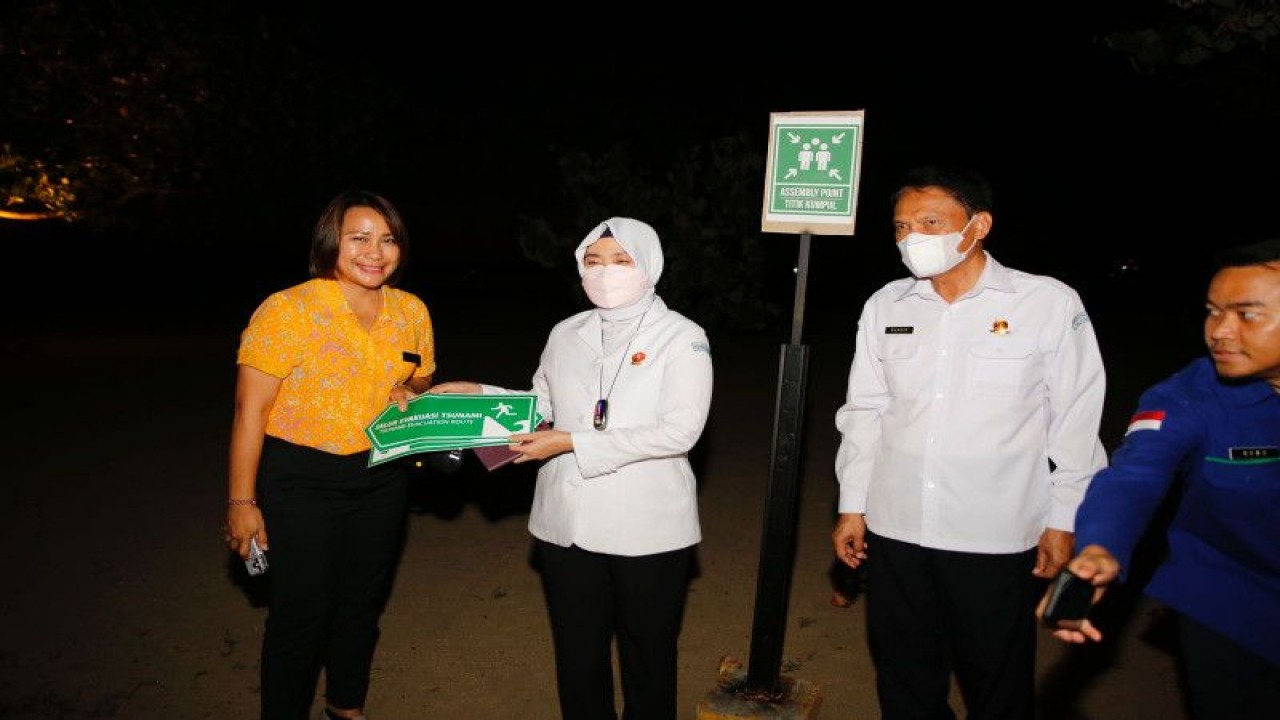 Kepala BMKG Dwikorita Karnawati (kedua kiri) melalukan pengecekan kelengkapan jalur dan rambu evakuasi tsunami di tempat pelaksanaan KTT ASEAN ke-42 di Labuan Bajo, Nusa Tenggara Timur (NTT). (ANTARA/HO-BMKG)