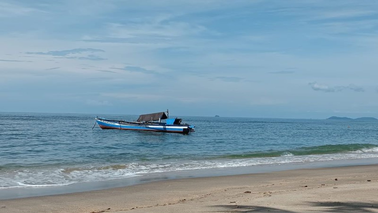 Nelayan diharapkan berhati-hati apabila melakukan aktivitas di wilayah perairan dengan ketinggian gelombang yang dapat membahayakan keselamatan. ANTARA/Karel A Polakitan (1)