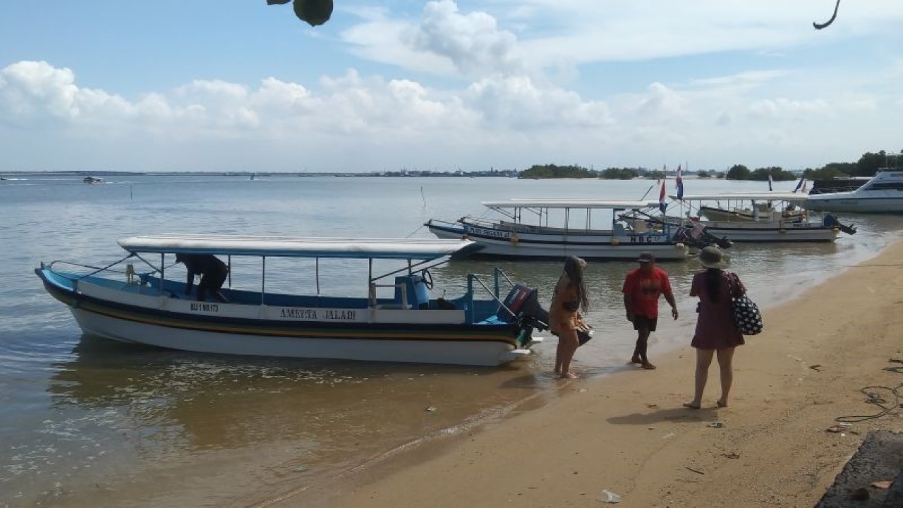 Wisatawan turun dari kapal tradisional di Pantai Tanjung Benoa, Kabupaten Badung, Bali, Kamis (11/5/2023) ANTARA/Dewa Ketut Sudiarta Wiguna