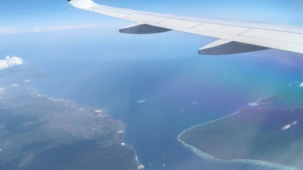 Arsip Foto - Pemandangan perairan Selat Bali dari pesawat pada Minggu (12/3/2023). (ANTARA/Dewa Ketut Sudiarta Wiguna)