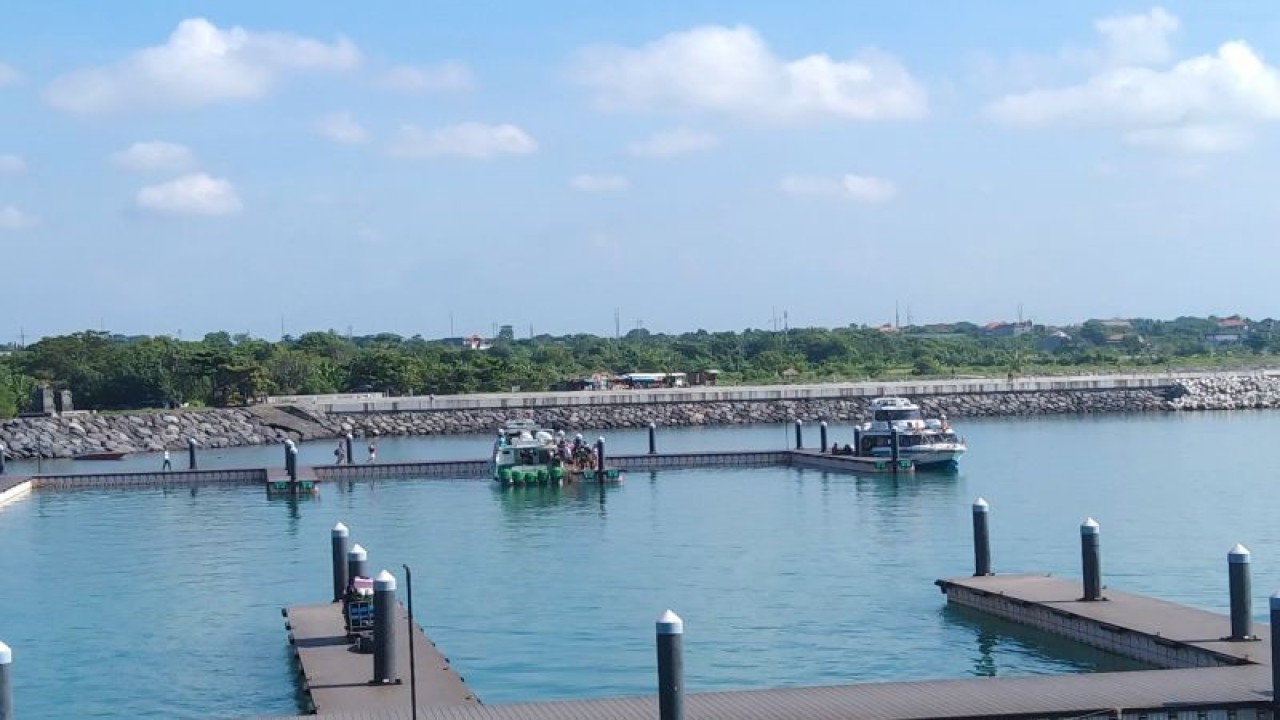 Sejumlah penumpang bersiap berangkat menumpangi kapal cepat menuju Pulau Nusa Penida di Pelabuhan Sanur, Denpasar, Senin (17/4/2023) ANTARA/Dewa Ketut Sudiarta Wiguna
