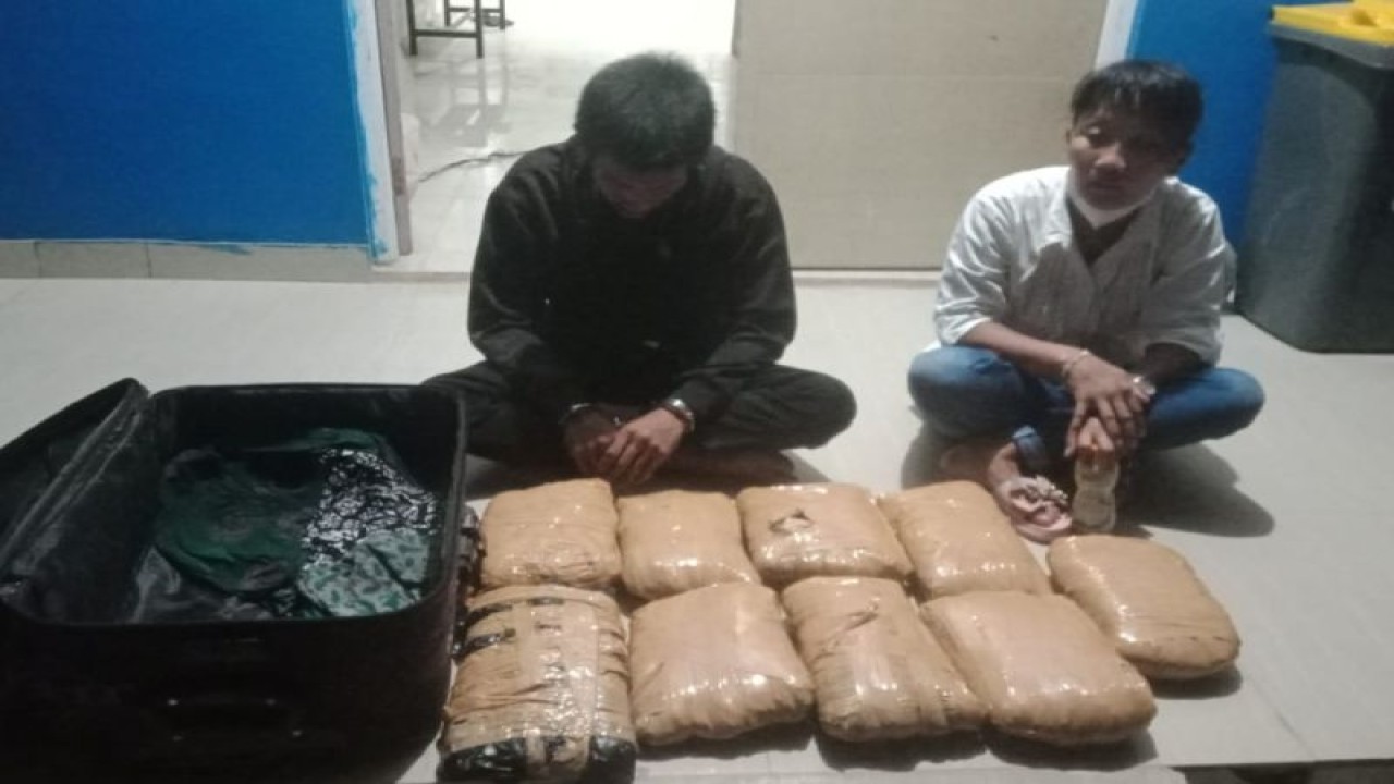 Badan Narkotika Nasional (BNN) Provinsi Bangka Belitung (Babel) memperlihatkan barang bukti ganja 7,5 kilogram setelah menangkap perempuan asal Sumatera Selatan beserta seorang laki-laki yang menjemputnya di Pelabuhan Tanjung Kalian Mentok, Kabupaten Bangka Barat, Kamis (25/5/2023). ANTARA/HO-BNN Bangka Belitung