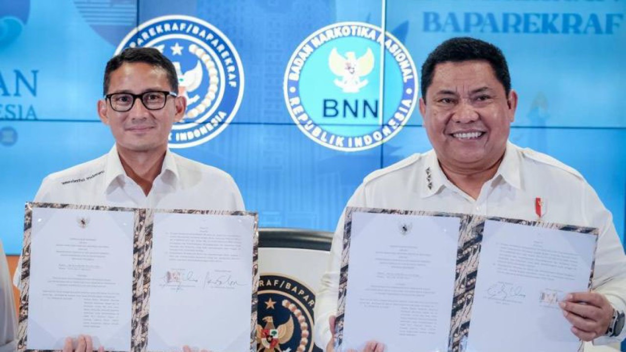 Menparekraf Sandiaga Salahuddin Uno (kiri) dengan Kepala Badan Narkotika Nasional Petrus Reinhard Golose (kanan) dalam prosesi penandatanganan MoU di Gedung Sapta Pesona, Senin (29/5/2023). ANTARA/ (HO Kemenparekraf)