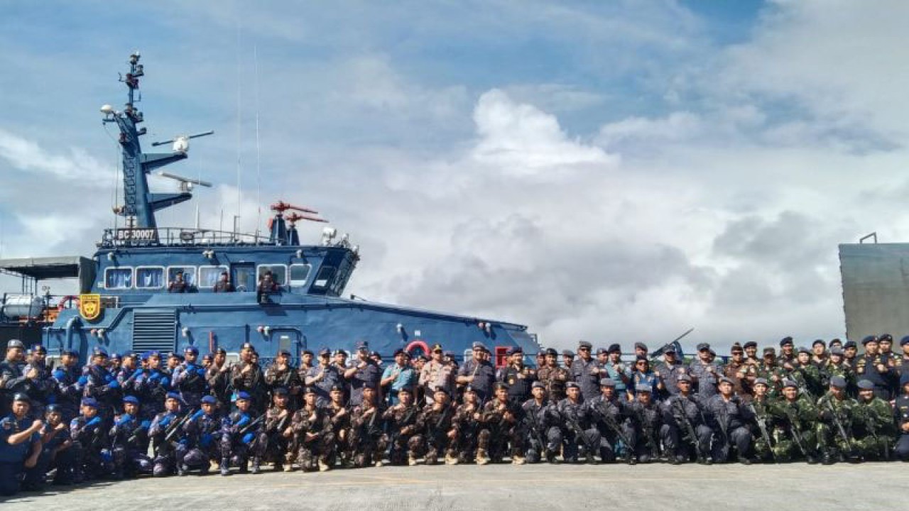 Kepala BNN RI Petrus Reinhard Golose berfoto bersama personel yang terlibat dalam operasi laut interdiksi terpadu tahun 2023 dengan sandi operasi “Purnama” (Gempur Peredaran Narkoba Bersama), di Pelabuhan Pelindo Sorong, Papua Barat Daya, Selasa (23/5/2023). ANTARA/Yuvensius Lasa Banafanu.