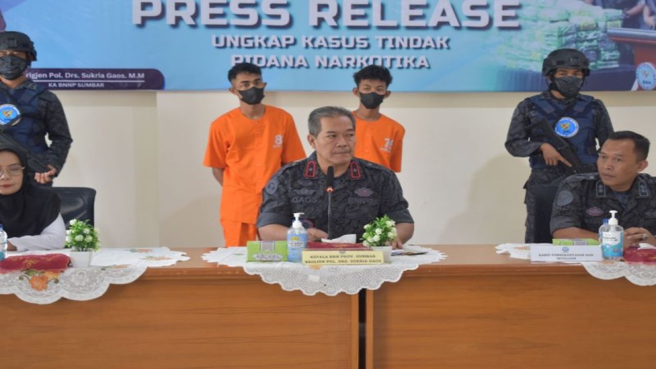 Kepala BNNP Sumbar Brigjen Pol Sukria Gaos (tengah) saat jumpa pers di Padang, Senin (8/5/2023). ANTARA/HO BNNP Sumbar