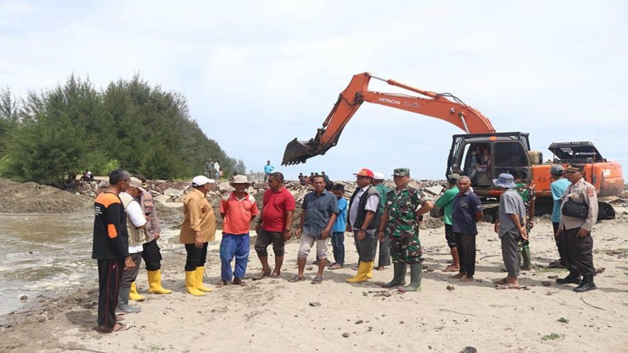 Dokumentasi - Pemerintah Kabupaten Aceh Selatan mengerahkan alat berat untuk antisipasi banjir meluapnya Krueng (sungai) Kluet di Aceh Selatan. ANTARA/HO-Diskominfosa Kabupaten Aceh Selatan