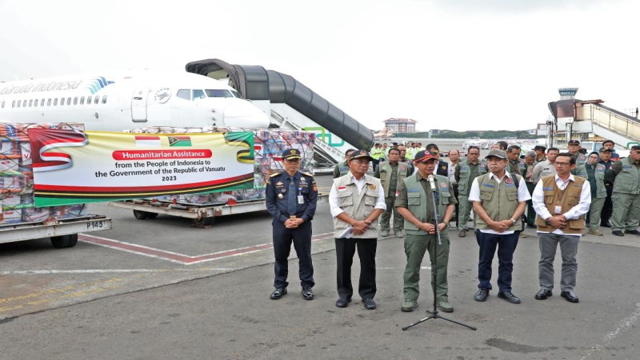 Kepala Badan Nasional Penanggulangan Bencana (BNPB) Letjen TNI Suharyanto memberikan keterangan pers sebelum mengirimkan bantuan kemanusiaan untuk Vanuatu di Jakarta, Senin (8/5/2023). (Antara/HO-BNPB)