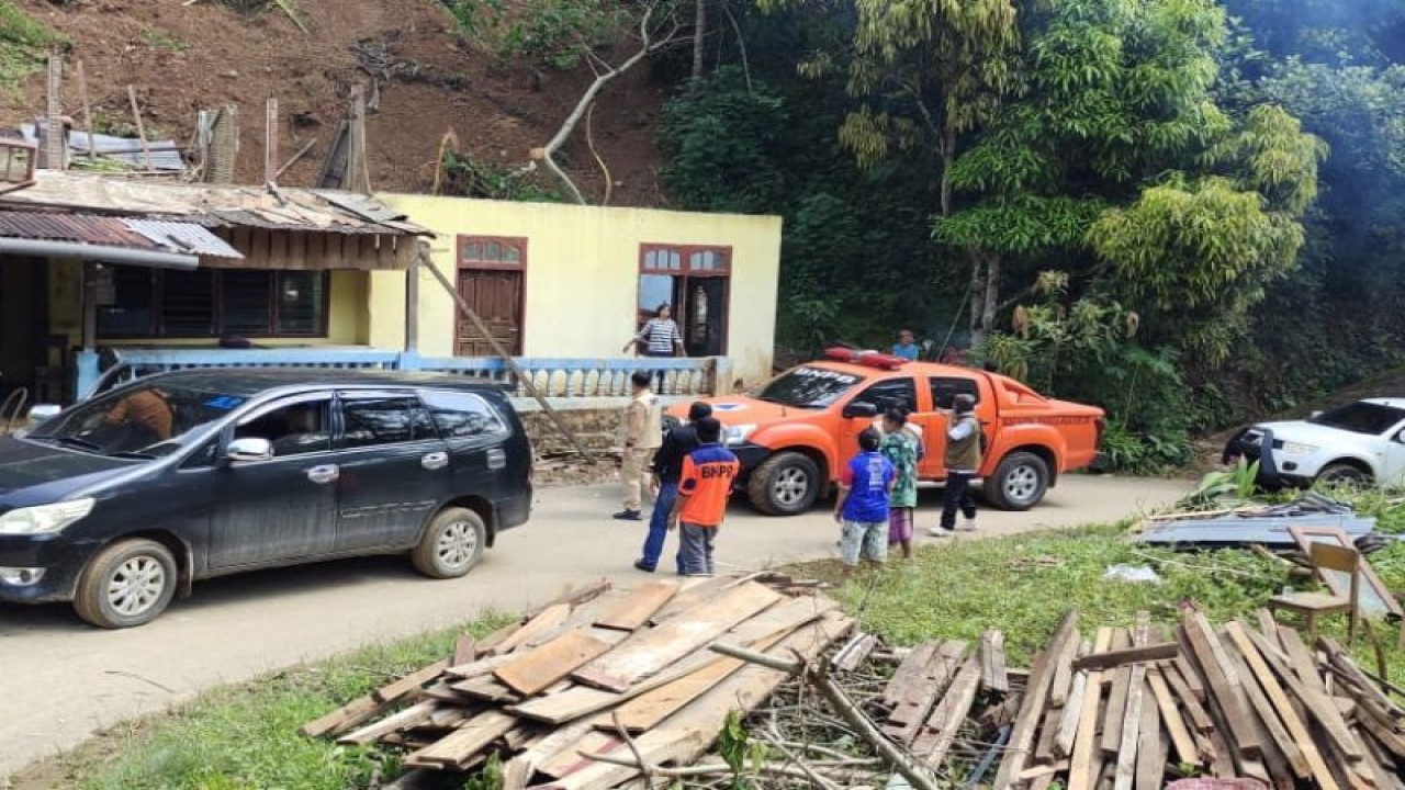 Tim BPBD Sawahlunto sedang meninjau dan mendata rumah warga di Desa Kubang Tangah Kota Sawahlunto yang terdampak bencana tanah longsor. (ANTARA/HO BPBD Sawahlunto)