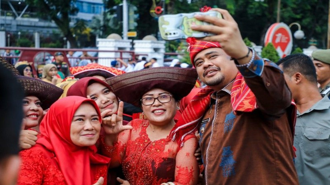 Wali Kota Medan Bobby Nasution (kanan) berswafoto bersama guru-guru perayaan Hardiknas 2023 di halaman Balai Kota Medan, Selasa (2/5/2023). ANTARA/HO-Diskominfo Kota Medan