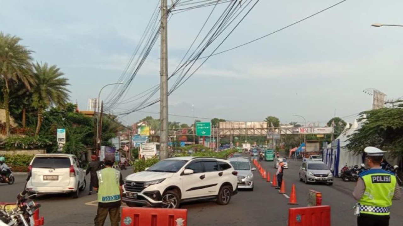 Petugas melakukan penyekatan kendaraan di Simpang Gadog, Ciawi, Kabupaten Bogor, Jawa Barat, Senin (1/5/2023). (ANTARA/HO-Humas Polres Bogor)