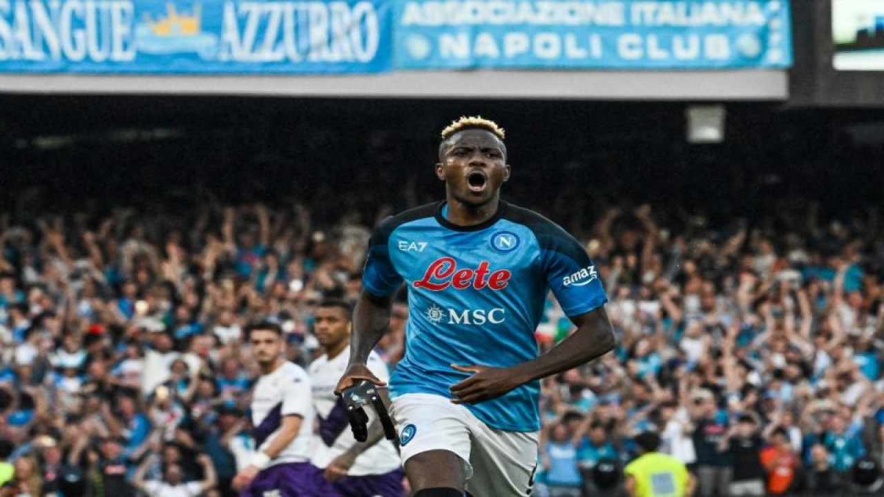 Penyerang Napoli Victor Osimhen merayakan keberhasilannya mencetak gol ke gawang Fiorentina pada pekan ke-34 Liga Italia di Stadion Diego Armando Maradona, Naples, Minggu (7/5/2023), Napoli mampu mengalahkan Fiorentina dengan skor 1-0. (ANTARA/AFP/TIZIANA FABI)