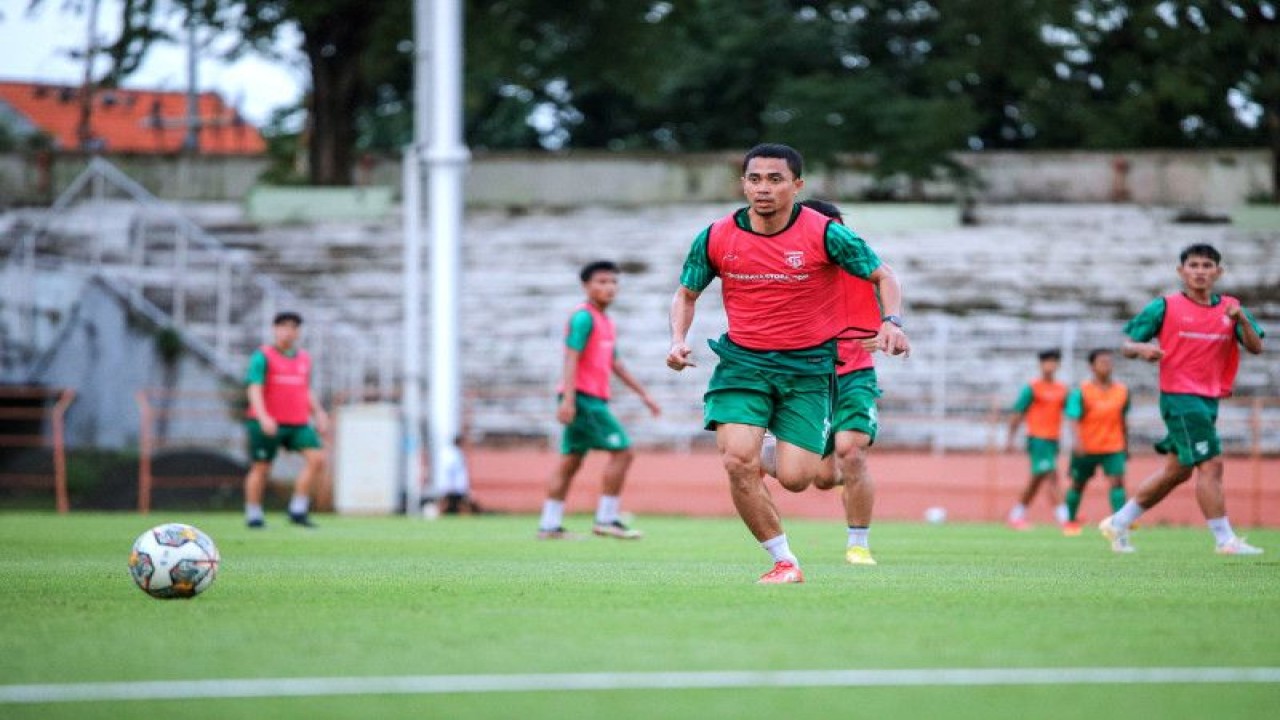 Pesepak bola Persebaya Reva Adi (tengah) mengejar bola saat digelar latihan perdana tim di Stadion Gelora 10 November Surabaya, Rabu (10/5/2023). (ANTARA/Rizal Hanafi)