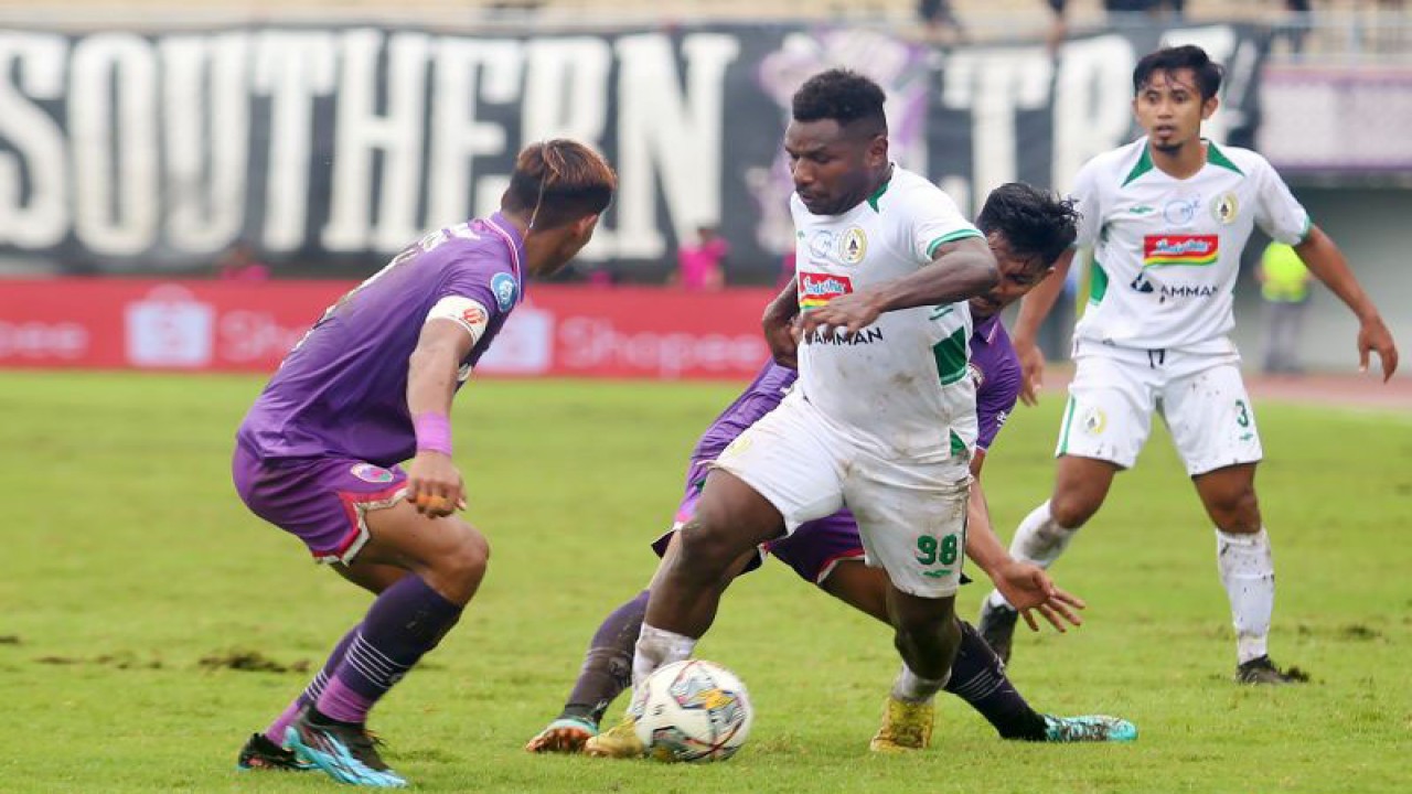 Pesepak bola Persita Tangerang Muhammad Toha (kiri) berebut bola dengan pesepak bola PSS Sleman Ricky Cawor (kanan) pada pertandingan lanjutan BRI Liga 1 2022/2023 di Stadion Indomilk Arena, Tangerang, Banten, Kamis (2/3/2023). ANTARA FOTO/Muhammad Iqbal/hp